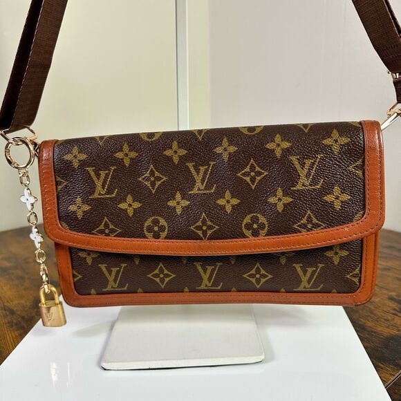 Louis Vuitton Vintage Monogram Pochette Dame Clutch Bag - Picture 2 of 16
